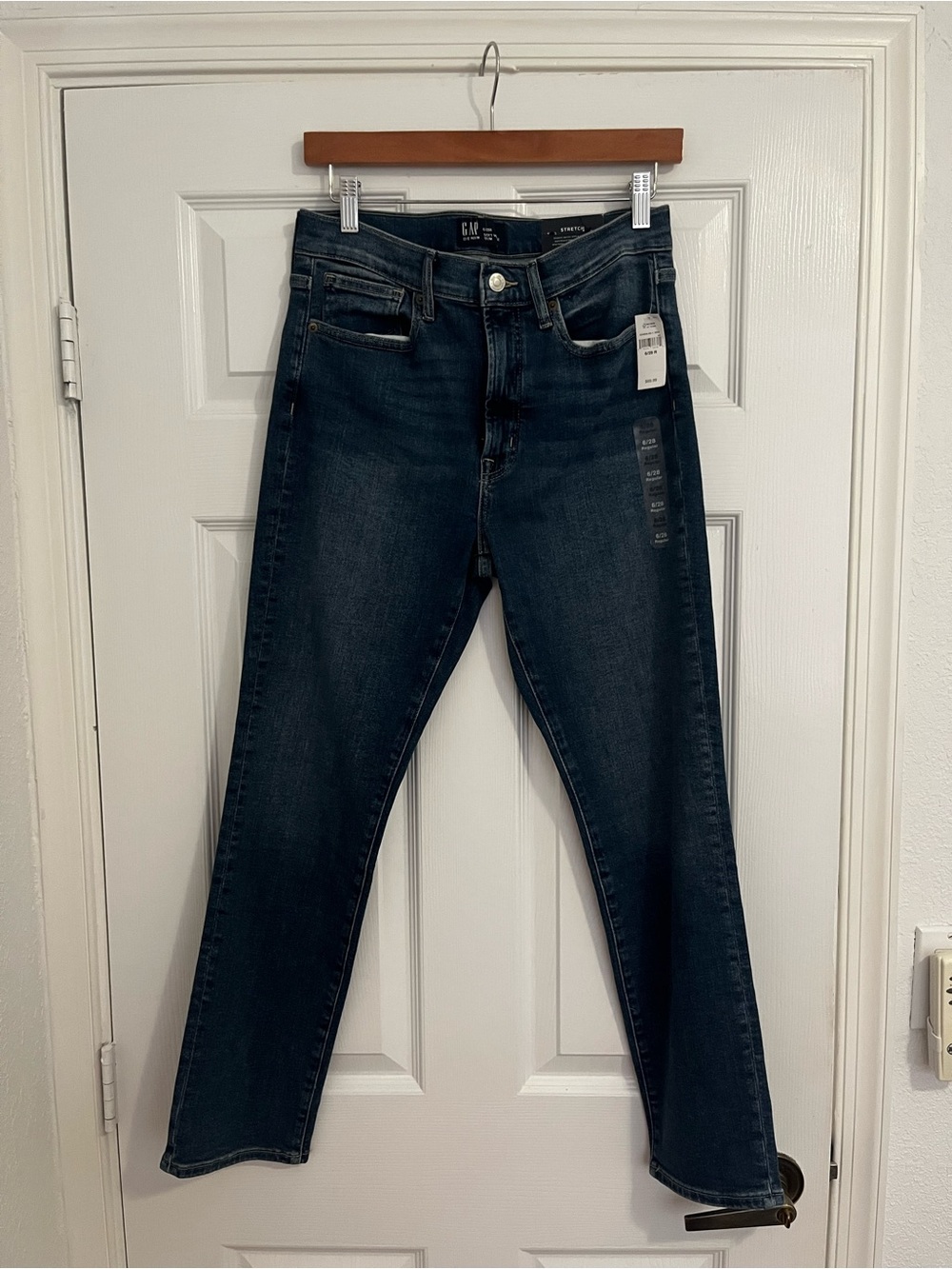 GAP Straight Leg Jeans in Dark Blue Wash